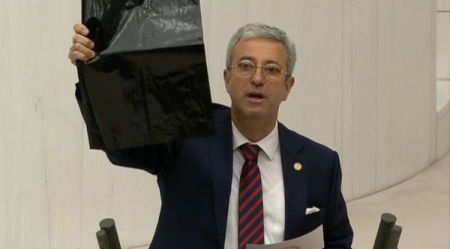 TBMM'de karanlık gazeteli protesto: "Hitler yaşasa kesinlikle sizi kıskanırdı"