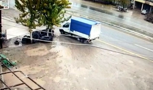 35 yolcunun yaralandığı feci kaza kameralara yansıdı