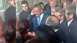 Bakan Özer, atanamayan öğretmenin çiçeğini almadı