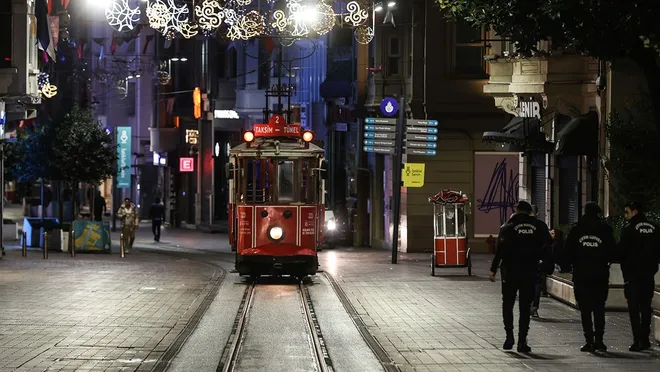Banklar kaldırıldı, İstiklal Caddesi yeniden yaya trafiğine açıldı