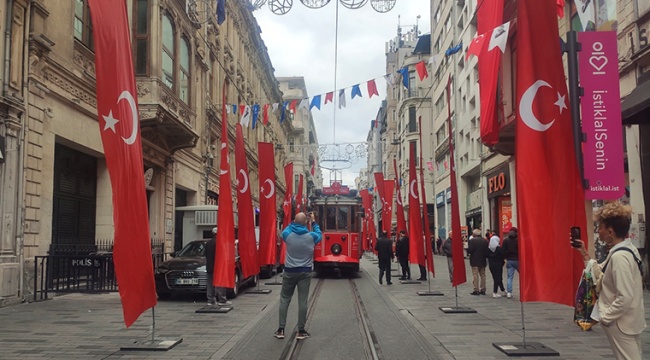 Bombalı saldırının ardından İstiklal Caddesi Türk bayraklarıyla donatıldı