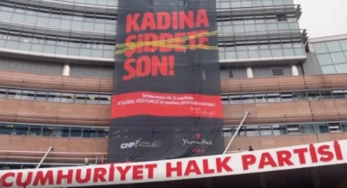CHP Genel Merkezi'ne 'Kadına şiddete son' pankartı asıldı