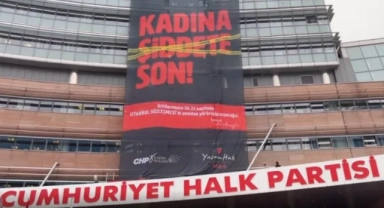 CHP Genel Merkezi'ne 'Kadına şiddete son' pankartı asıldı