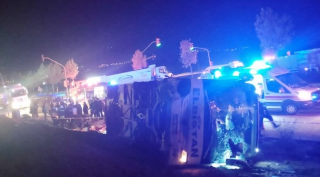 Denizli’de kırmızı ışıkta geçtiği iddia edilen yolcu otobüsü ile kamyon çarpıştı: 12 yaralı