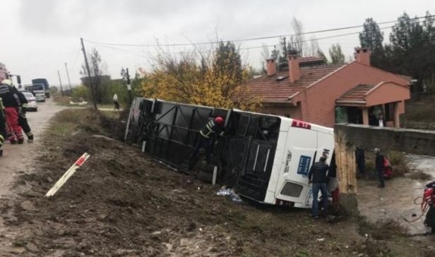 Diyarbakır’da yolcu otobüsü devrildi!