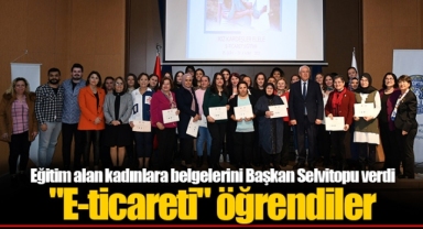 Eğitim alan kadınlara belgelerini Başkan Selvitopu verdi