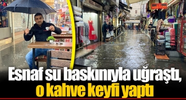 Esnaf su baskınıyla uğraştı, o kahve keyfi yaptı