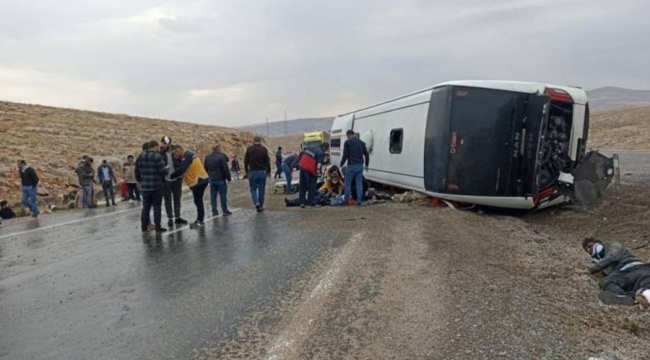 Geri gönderme merkezine götürülen göçmenlerin bulunduğu otobüs devrildi: 3 kişi yaşamını yitirdi, 27 yaralı