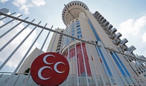 İYİ Parti milletvekiliyle fotoğraf çektiren MHP’li ihraç edildi