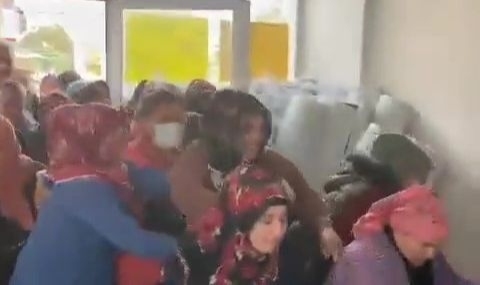 İzmir'de ucuz halı izdihamında 2 kadın hastanelik oldu
