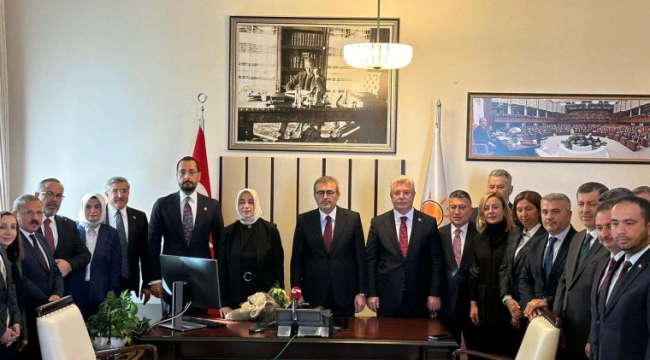 Mahir Ünal, grup başkanvekilliği görevini Özlem Zengin'e devretti