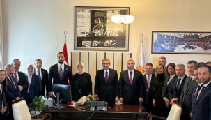 Mahir Ünal, grup başkanvekilliği görevini Özlem Zengin'e devretti