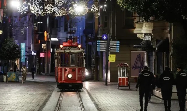 Uzmanlar valiliğin İstiklal Caddesi kısıtlamalarına sert tepki gösterdi: 'Sınırları kapatın'