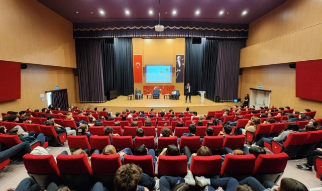 Başkan Tugay İklim Konferansı’nda gençlerle buluştu