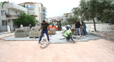 Bayraklı’nın sokakları kilit parke ile yenileniyor