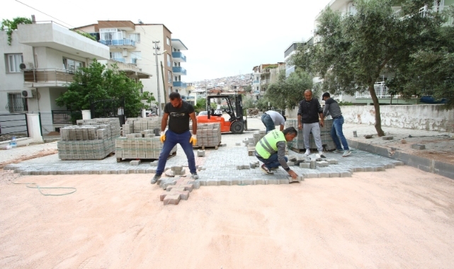 Bayraklı’nın sokakları kilit parke ile yenileniyor