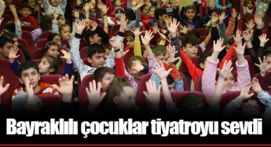 Bayraklılı çocuklar tiyatroyu sevdi