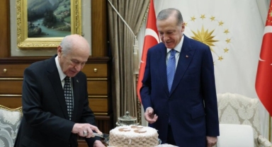Erdoğan, 3 hilalli pastayla Bahçeli'nin doğum gününü kutladı