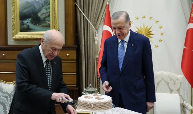 Erdoğan, 3 hilalli pastayla Bahçeli'nin doğum gününü kutladı