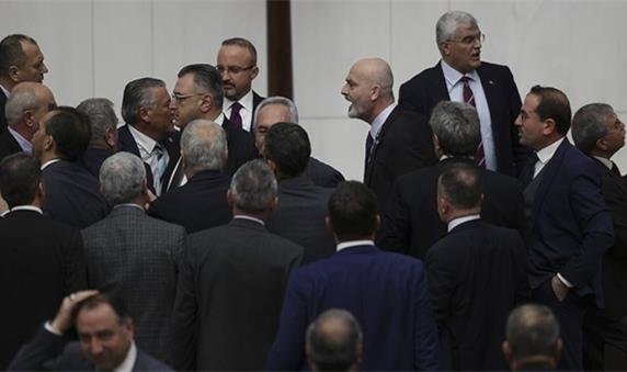 İYİ Partili Örs'e yumruk atan AK Partili Işık: Zaman zaman böyle şeyler olur, özür dilemeyeceğim