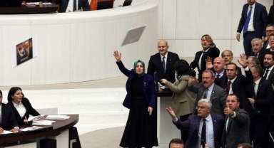 Muhalefete “Amerika’nın çocuklarısınız” diyen Soylu’ya fotoğraf albümü fırlatıldı