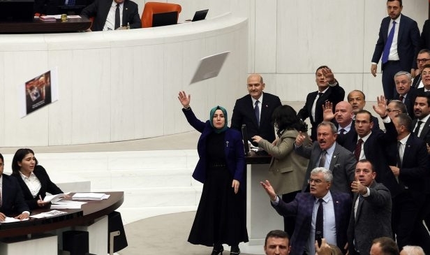 Muhalefete “Amerika’nın çocuklarısınız” diyen Soylu’ya fotoğraf albümü fırlatıldı