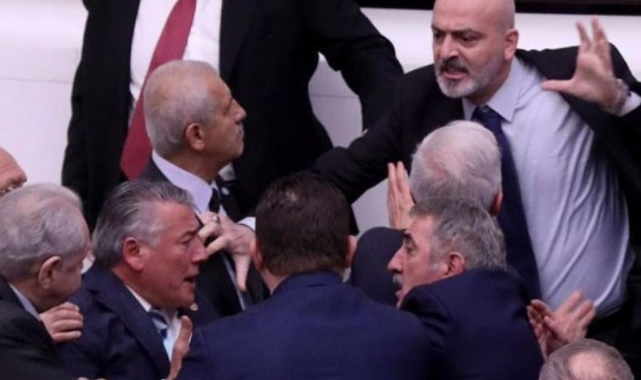 Örs'e yumruk atarak hastaneye kaldırılmasına neden olmuştu... AK Partili Elitaş: Zafer Işık'ın da kaburgası kırıldı