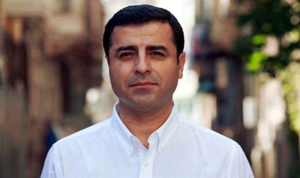 Demirtaş, Erdoğan ve Bahçeli'nin fotoğrafını paylaştı: Şimdi sırada, emekliliği hak eden iki kişi daha var