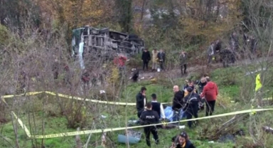 Zonguldak'ta öğrencileri taşıyan servis devrildi: 1 ölü, 19 yaralı
