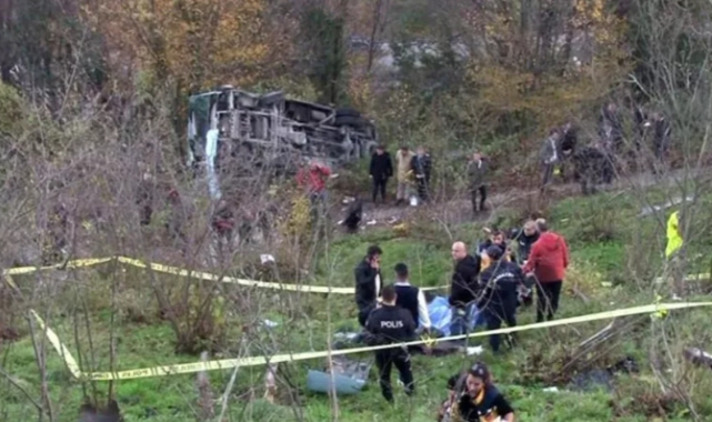 Zonguldak'ta öğrencileri taşıyan servis devrildi: 1 ölü, 19 yaralı