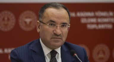 Bozdağ: Komutanların, başkomutan Erdoğan’ı alkışlaması takdir edilmeli