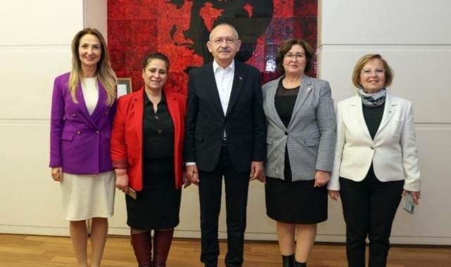 Kılıçdaroğlu 110 bininci kadın üyeye rozetini taktı