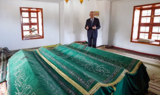 Kılıçdaroğlu türbede dua etti: Bilgilendirmede “Kılıçdaroğlu peygamber soyundandır” denildi