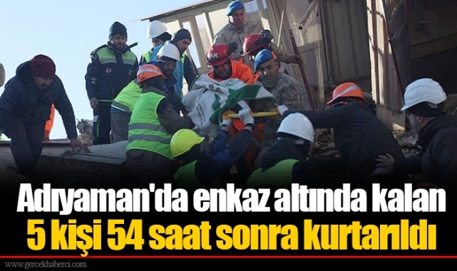Adıyaman'da enkaz altında kalan 5 kişi 54 saat sonra kurtarıldı