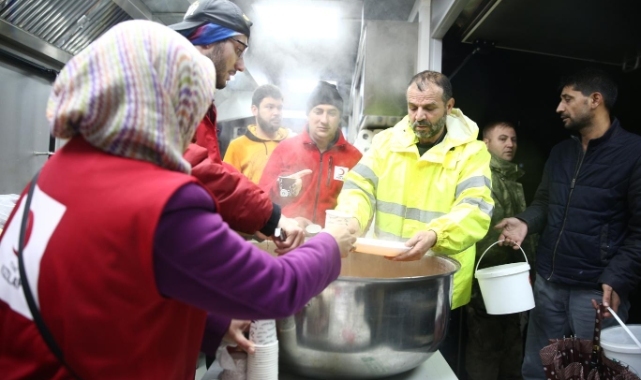 AFAD, deprem bölgelerinde 13 bin 740 arama kurtarma personelinin görevlendirildiğini açıkladı