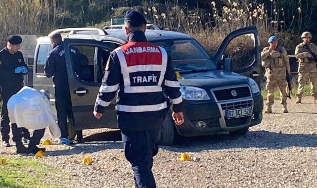 Antalya'da kanlı infaz! Biri muhtar 3 kişinin cansız bedeni otomobilde bulundu