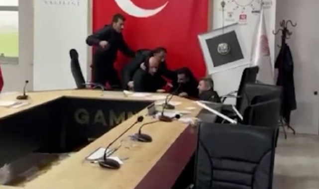 Bakan Karaismailoğlu depreme canlı yayında yakalandı