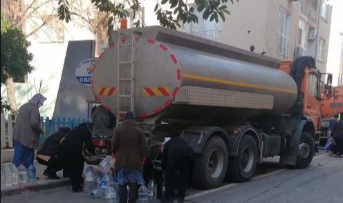 Deprem bölgesindeki su sorunu için İzmir Büyükşehir Belediyesi ekipleri devrede