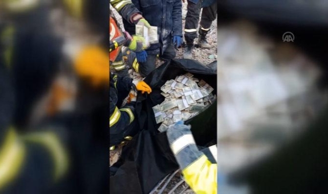 Deprem enkazında yaklaşık 2 milyon dolar buldular! Özel harekat eşlik etti