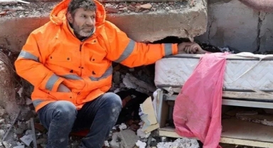 Depremde kaybettiği kızının elini bırakamadı