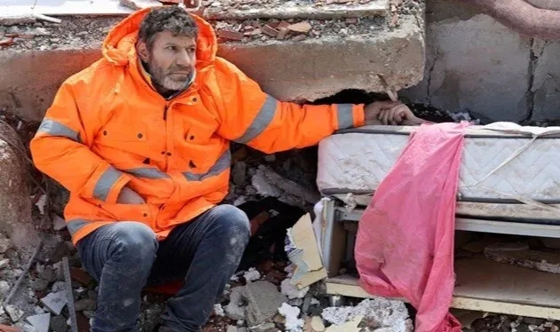Depremde kaybettiği kızının elini bırakamadı