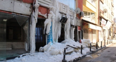 Depremde su borusu patladı, buz sarkıtları oluştu