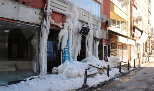 Depremde su borusu patladı, buz sarkıtları oluştu