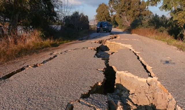 Depremde yarıkların oluştuğu üç kilometrelik yol çöktü