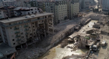 Depremde yüzlerce kişiye mezar oldu... Rönesans Rezidans'ın enkazı kaldırıldı
