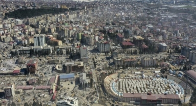 Depremin 205'inci saatinde bir kadın enkazdan sağ çıkarıldı
