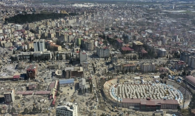 Depremin 205'inci saatinde bir kadın enkazdan sağ çıkarıldı