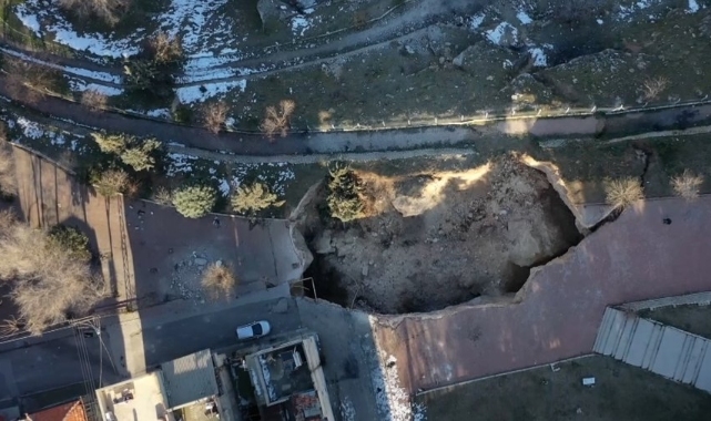 Depremin etkisiyle Gaziantep Şahinbey'de dev çukur oluştu