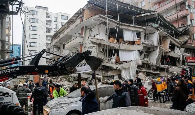 Diyarbakır'da 2 müteahhit yaptıkları binaların enkazında kalarak öldü