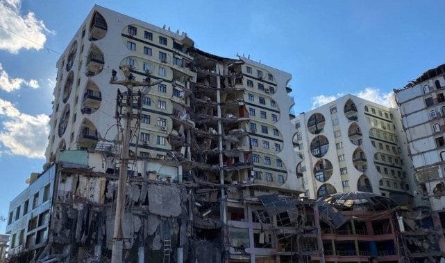 Hasarlı binalar canlı hayvanların üzerine yıkılıyor